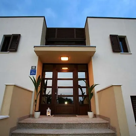 Διαμέρισμα In With Terrace, Air Condition, Wifi, Washing Machine Bibinje